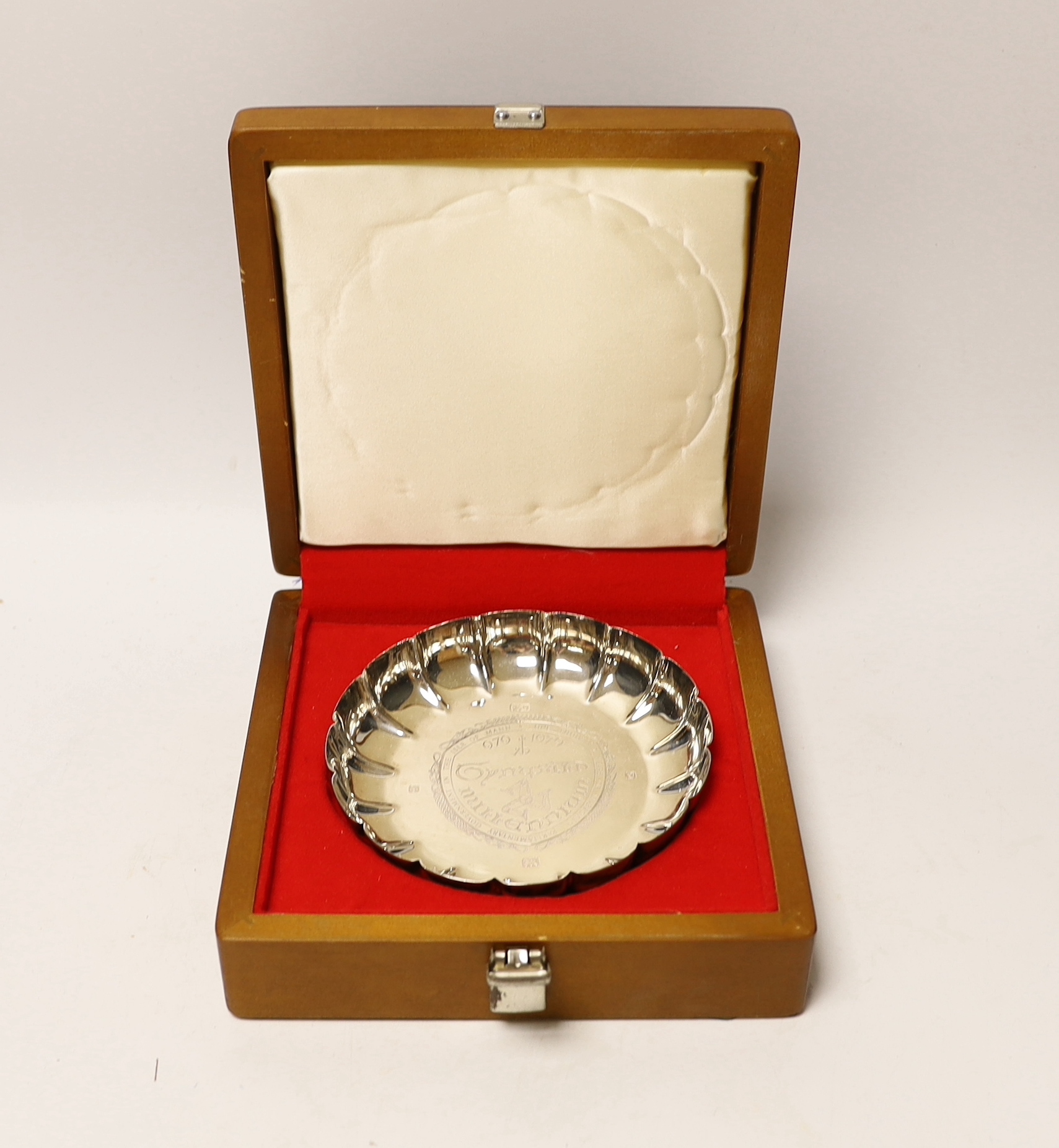 A boxed modern silver Isle of Man commemorative silver dish, Preston's Ltd, Sheffield, 1978, 14.6cm.